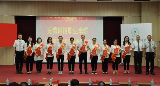 1567649913394366.jpg 5表彰优秀教师_副本.jpg