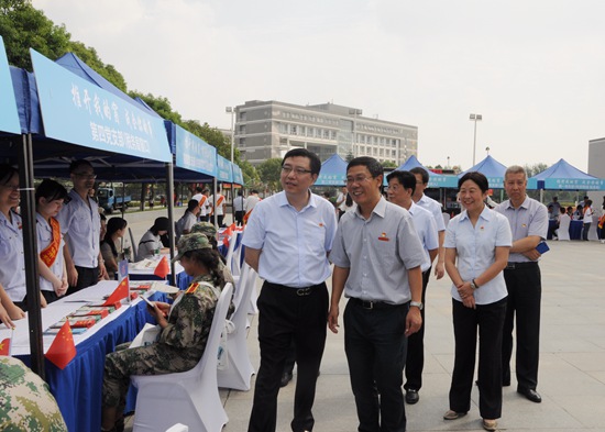 1570859483941904.jpg 2张书记-顾局-成全先锋号.jpg