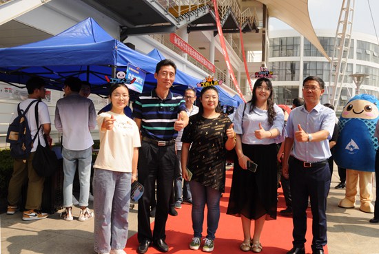 1568162999283132.jpg 迎新4-校领导与新生合影.jpg