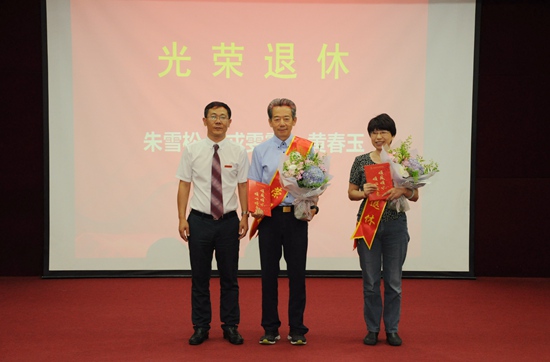 1567650020295779.jpg 10张书记与退休教师合影_副本.jpg