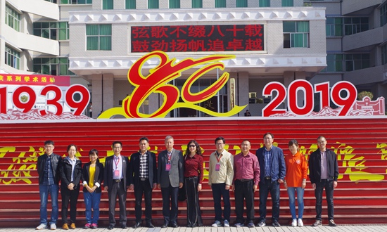 1574402922919207.jpg 西昌合影_副本.jpg