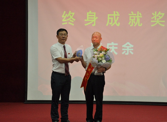 1567649988838428.jpg 9张书记为姜书记颁证书_副本.jpg