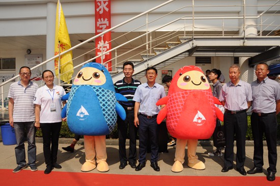 1568162960970836.jpg 迎新2-校领导与吉祥物合影.jpg